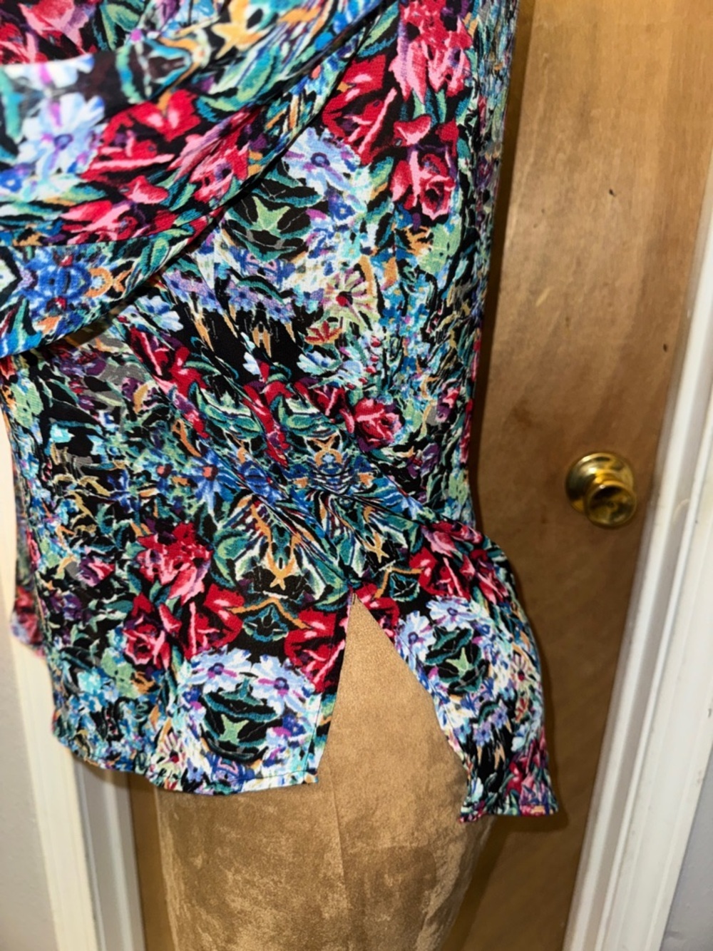 Nicole Miller Multicolor Floral V-Neck Cold Shoulder chiffon Top Black Trim​ - Picture 5 of 9